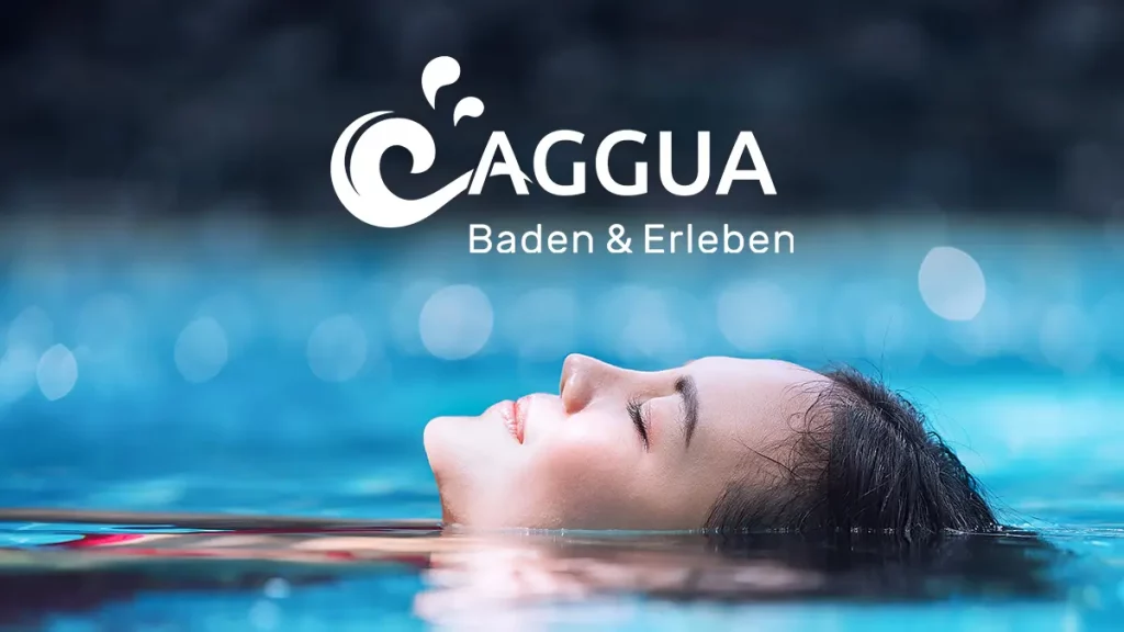 Eine Frau liegt mit geschlossenen Augen im Wasser auf dem Rücken, Logo des Aggua als Element