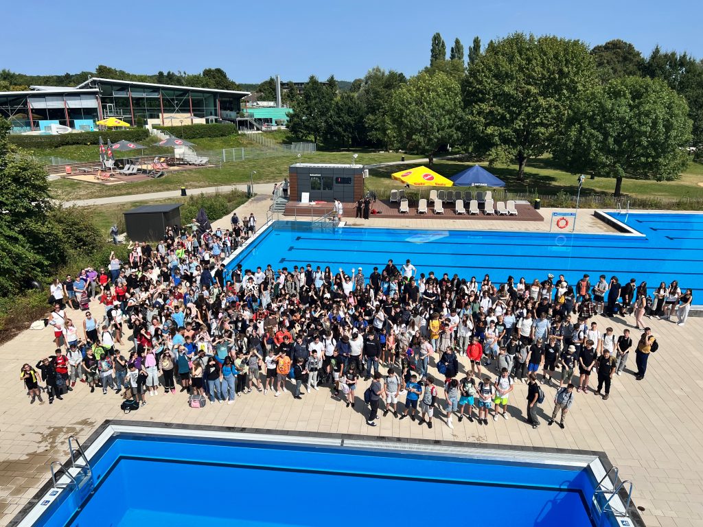 große Menschenmenge zwischen zwei Schwimmbecken